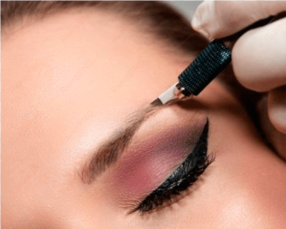 con un inductor manual que va dejando finas líneas - microblading
